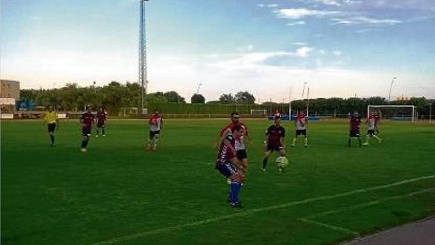 Una acció del duel que Llagostera i l&#039;Hospitalet van disputar ahir al Pla i Arbonès de Palafrugell.