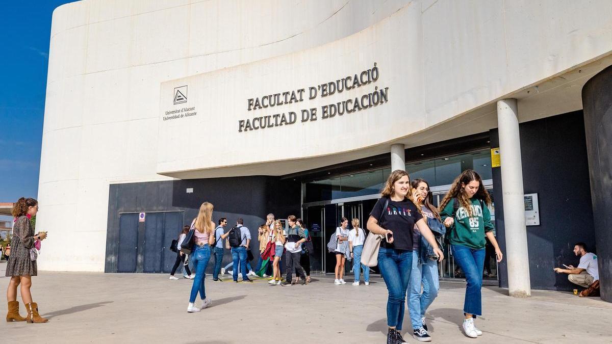 Las protestas de los profesores cortan el tráfico en la avenida de Salamanca en pleno centro de Alicante