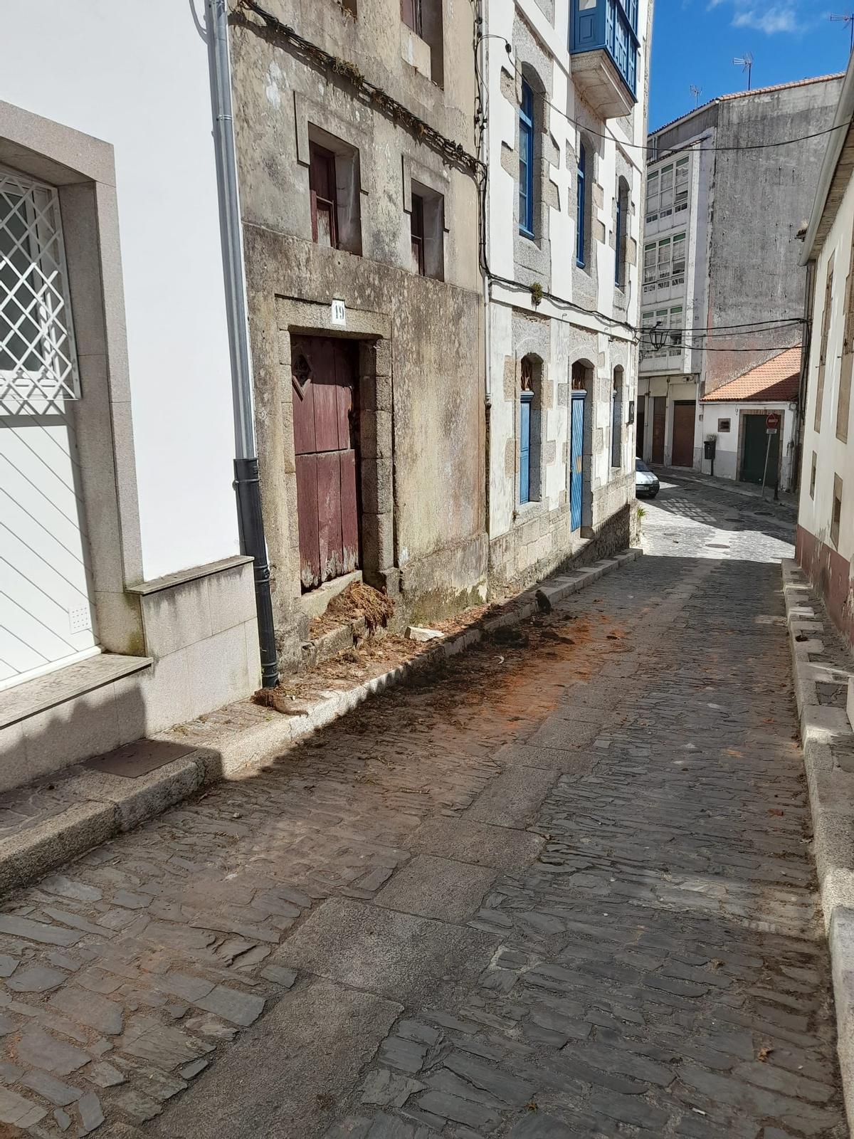 Cascotes desprendidos de un edificio de la calle Torre, en Betanzos