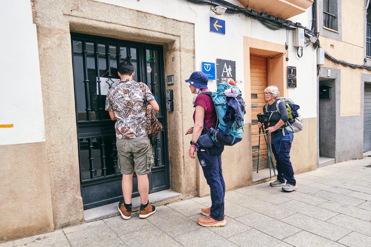 Peregrinos en la puerta del albergue turístico Las Veletas, en Cáceres, esta semana.