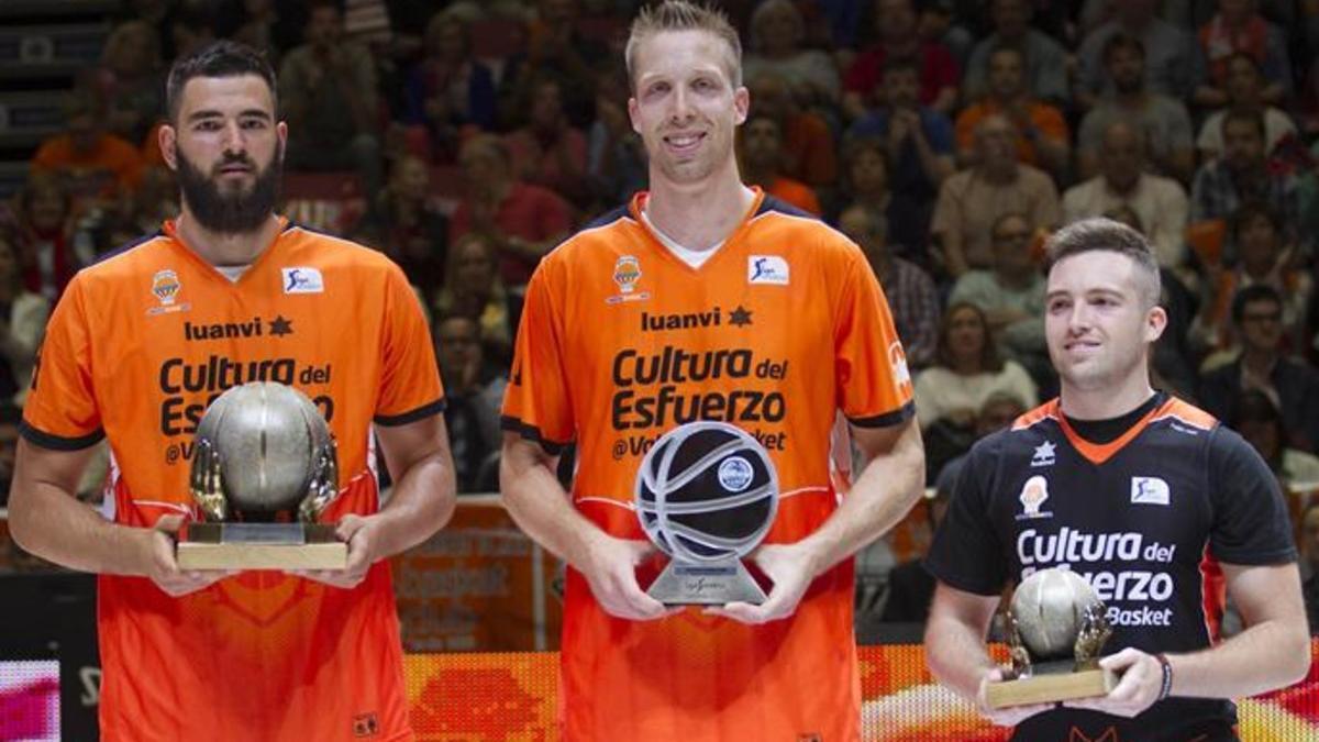 Dubljevic y Hamilton ofrecieron los trofeos a la afición del Valencia