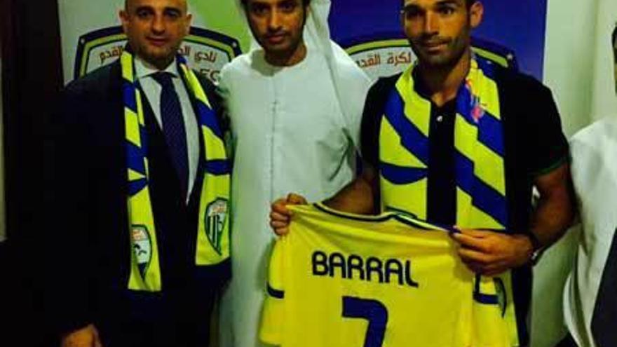 Barral, a la derecha, en su presentación con la camiseta del Al-Dhafra.