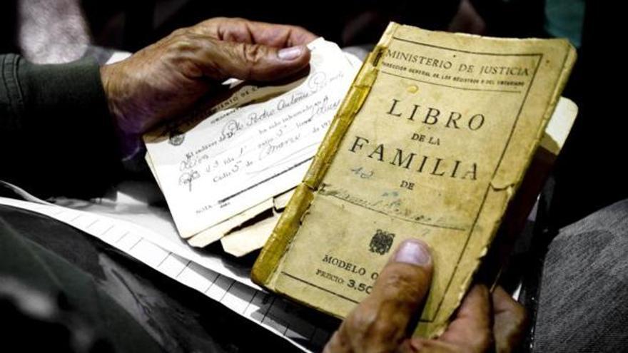 El libro de familia ha estado presente en la vida de los castellonenses tras más de 100 años.