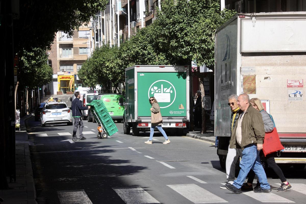 Un repartidor realiza labores de carga y descarga en el centro de Murcia tras la entrada en vigor del nuevo registro.