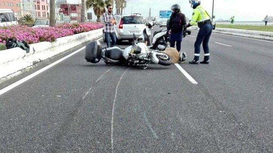 Un motorista sufre un accidente fortuito en la Avenida Marítima