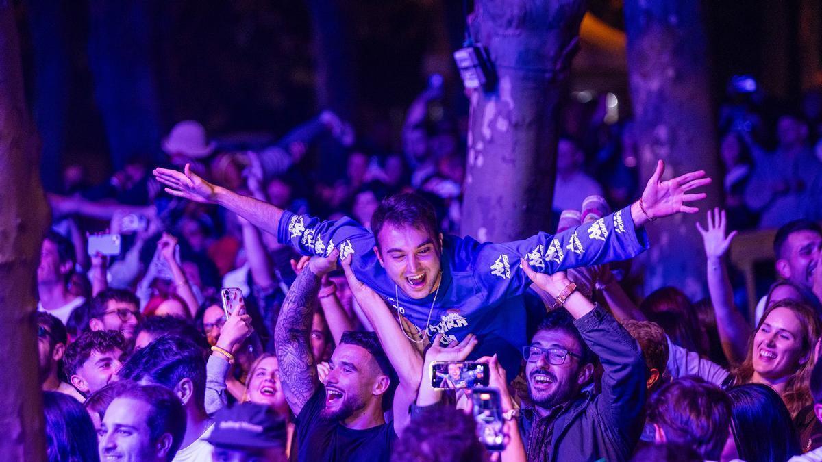 Un asistente hace 'el avión' en el concierto de The Rapants en el Guísamo Folk