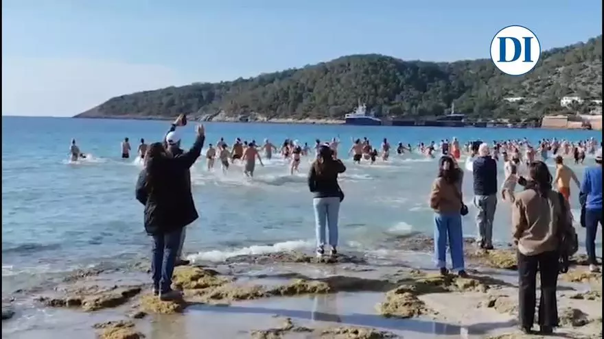 Así ha sido el multitudinario primer baño del año en Ibiza