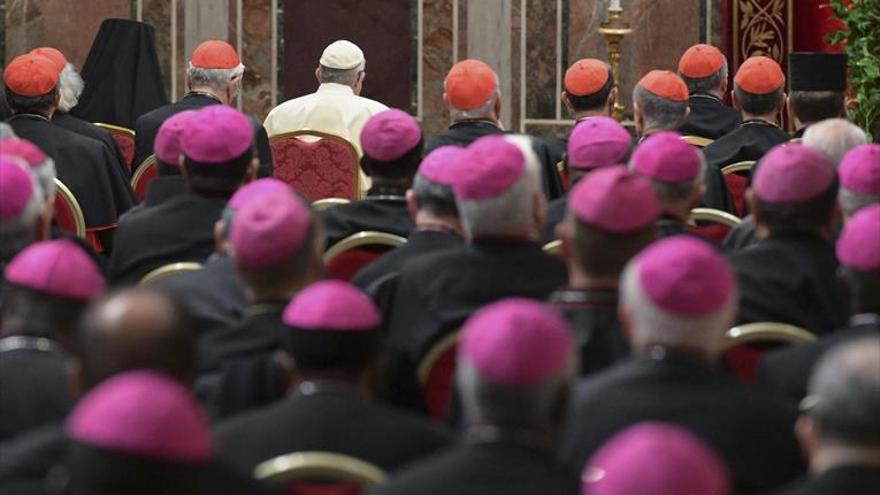 El Papa ordena colaborar contra los curas pederastas