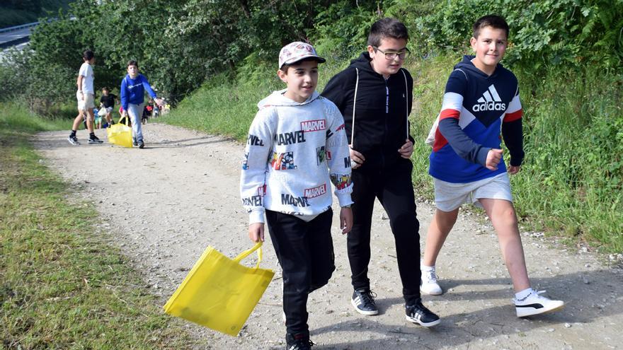 Los alumnos que recogieron residuos en el Camiño Portugués, esta mañana.