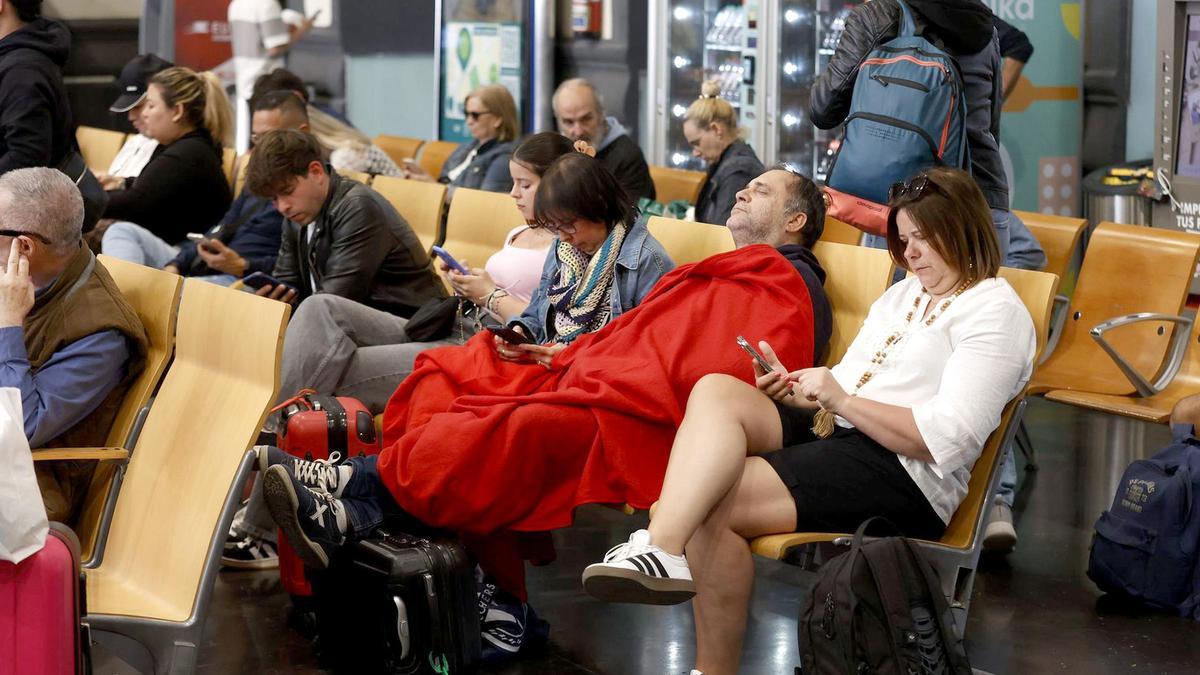 Esperas de hasta una hora en Alicante para cambiar los billetes de tren
