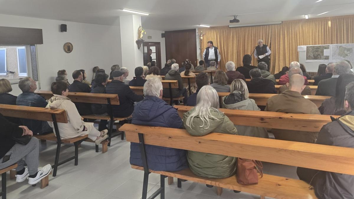 Reunión de os vecinos en la Casa Agraria