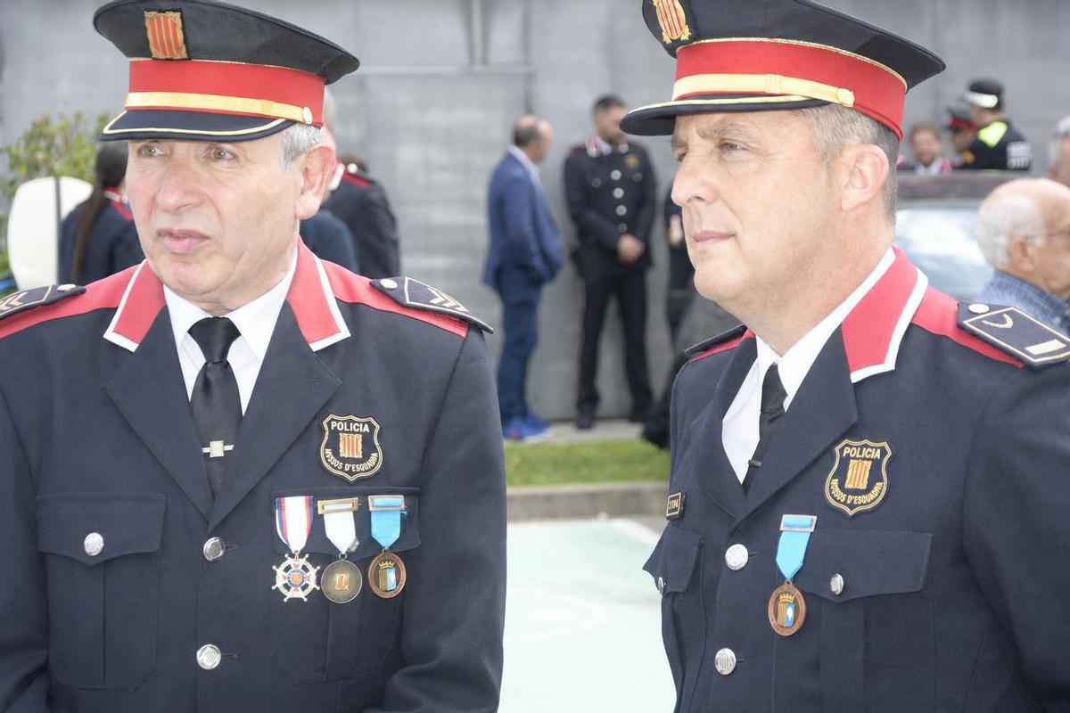 D'esquerra a dreta, l'excap dels Mossos a Olot, Blai Ortiz i el nou inspector, Ovidi González.