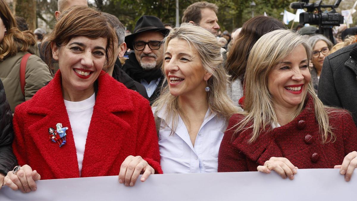 Marta Lois y Yolanda Díaz participaron en la manifestación contra la gestión del vertido de pélets en Galicia.