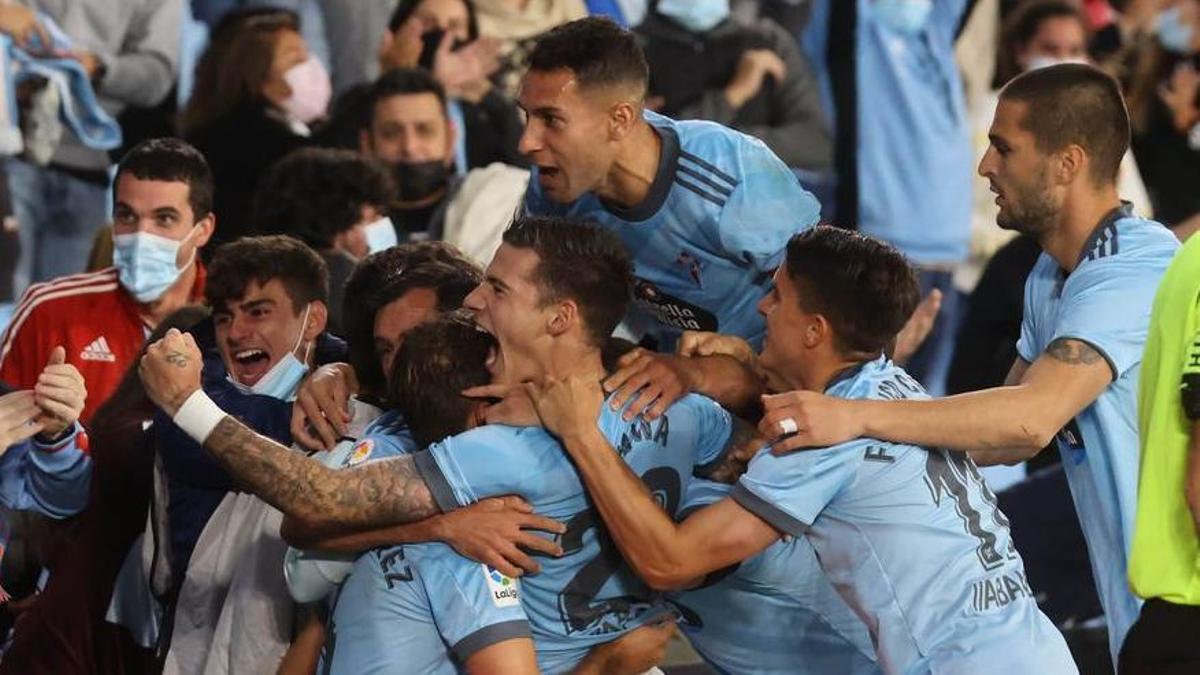 Los jugadores del Celta celebran el gol al Granada.