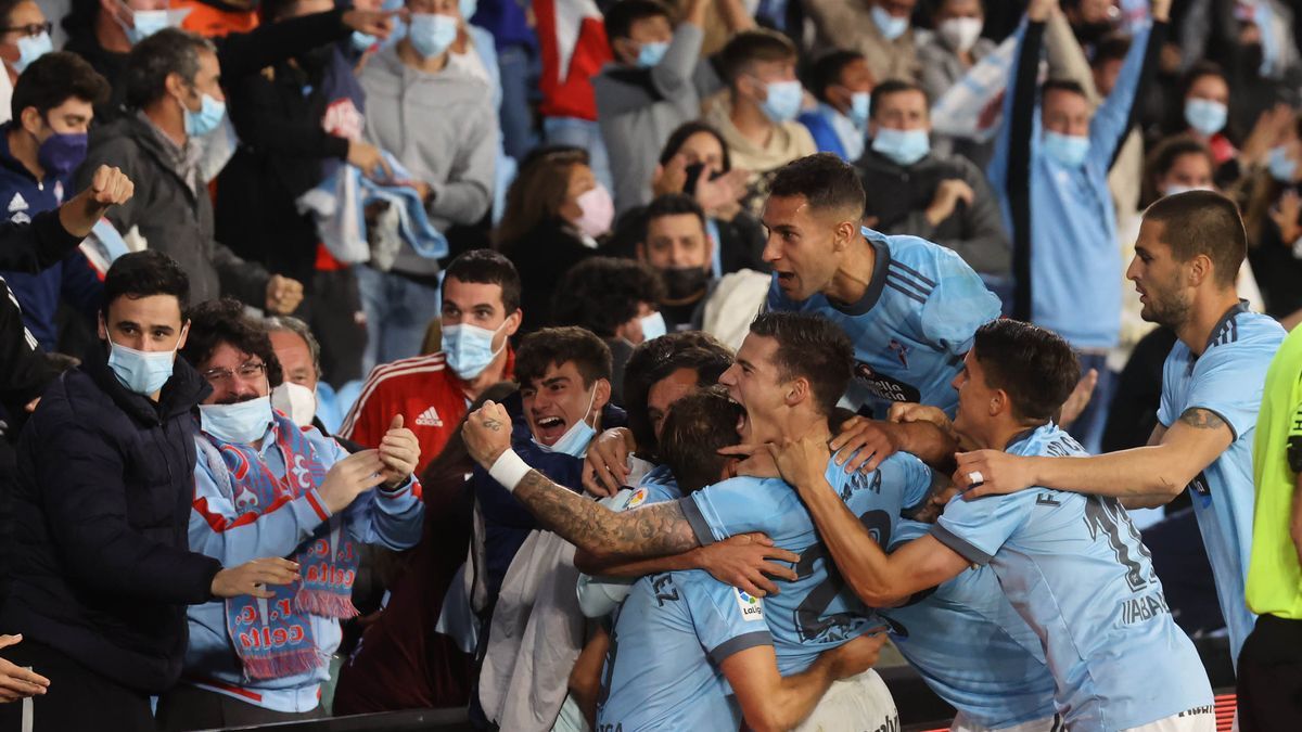 Los jugadores del Celta celebran el gol al Granada.