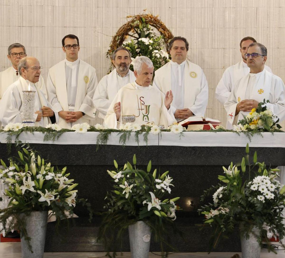 Tapias (4i), Santalices (6i), Casal (6d), Remeseiro (4d) y Caride (3d) con el nuevo olivo plantado.  | // ALBA VILLAR