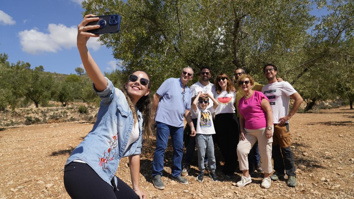 Una familia visitando un campo de olivos.