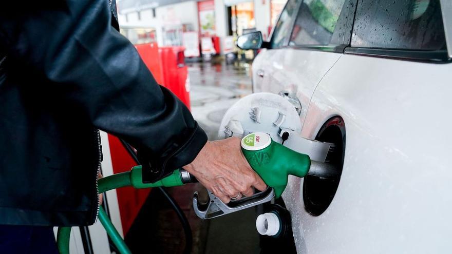 Competencia avisa a las petroleras de que vigilará “gasolinera a gasolinera” y “día a día” que los descuentos llegan al cliente