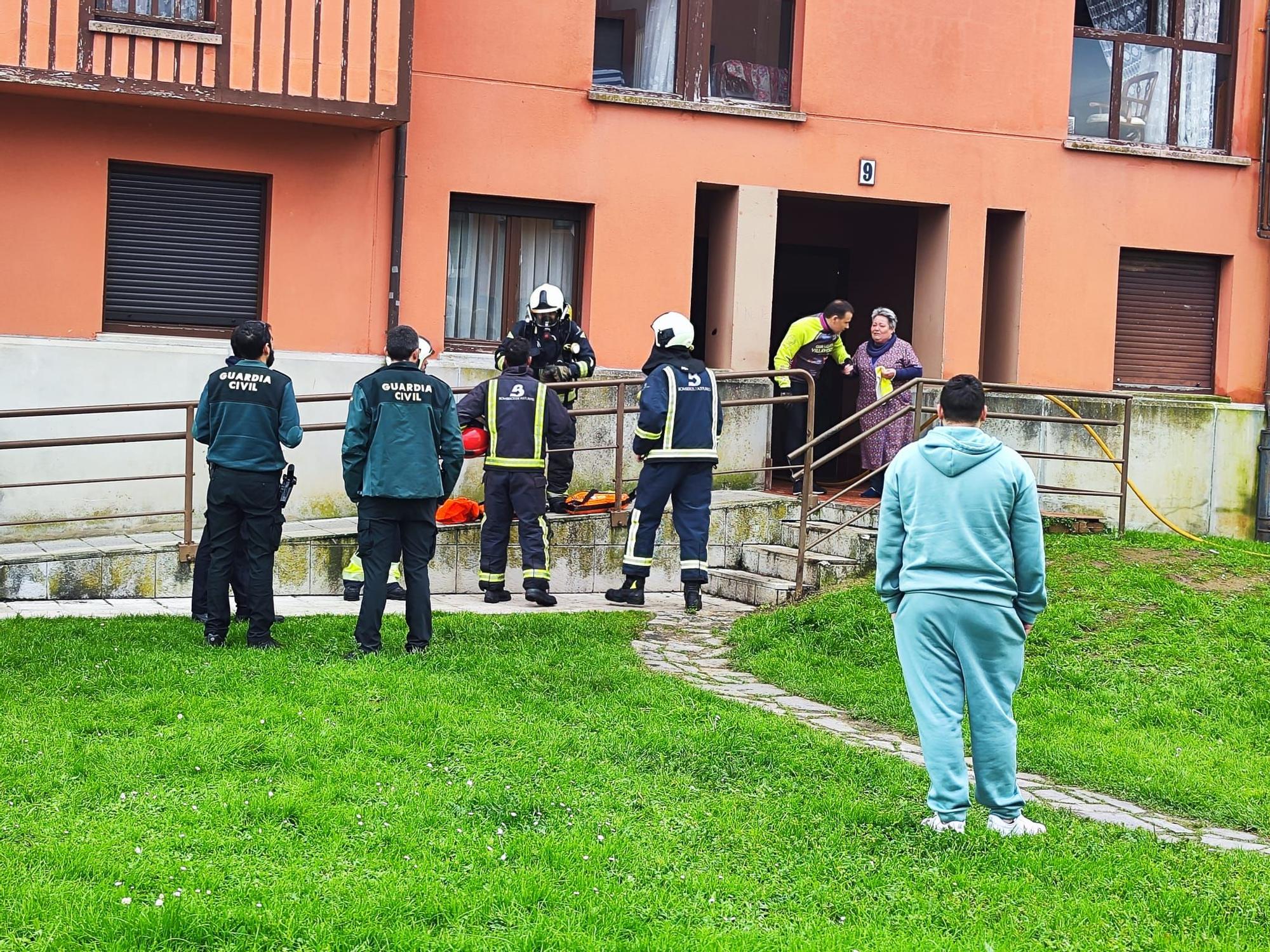 Un incendio obliga a desalojar un bloque de protección oficial en Villaviciosa