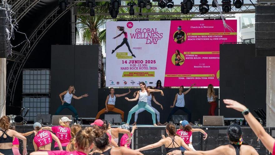 Ibiza celebra el bienestar con zumba, yoga y actividades en la playa en el Global Wellness Day