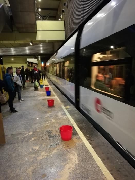 Goteras en la estación de metro de Colón.