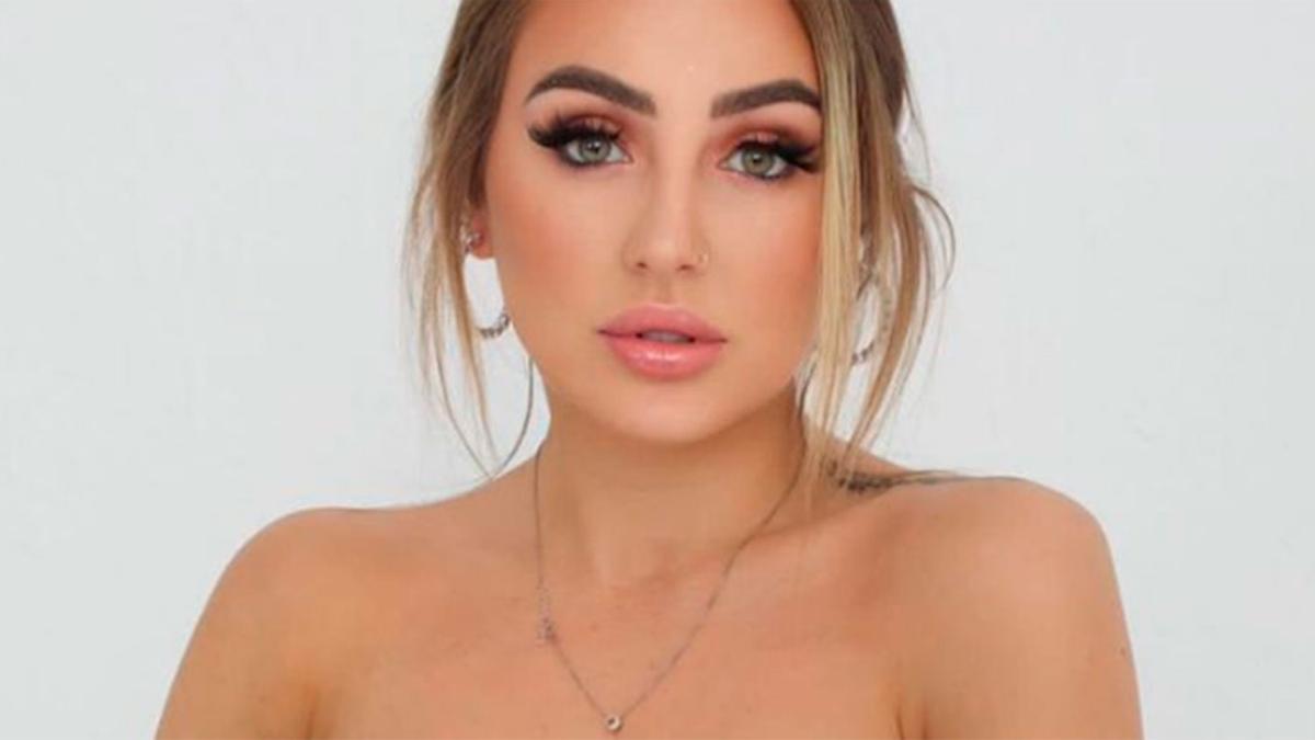 Rocío Flores deja boquiabiertos a sus seguidores posando completamente desnuda