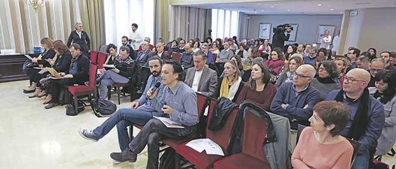 Las jornadas ´Cap a un consens necessari´ arrancaron ayer en el Parlament.