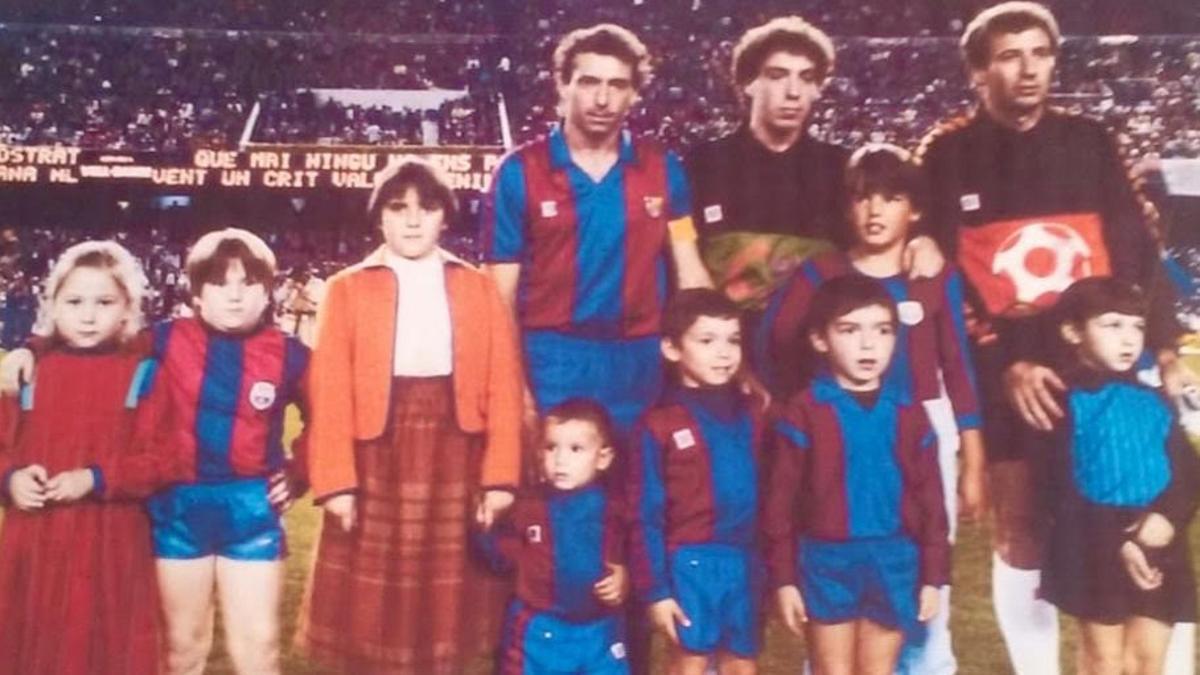 La segunda de izquierda a derecha, Itziar Castro vestida del Barça en la despedida de Quini