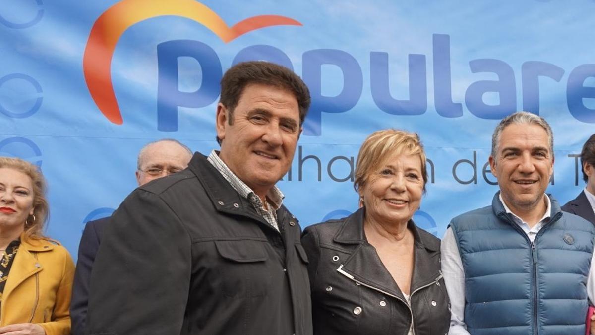 Manuel Robles, alcalde de Comares, Celia Villalobos y Elías Bendodo, en una imagen de archivo.