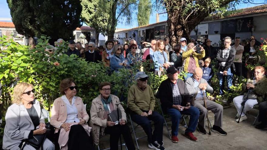 Las imágenes del homenaje a las 49 republicanos fusilados en el paredón del cementerio de Dénia