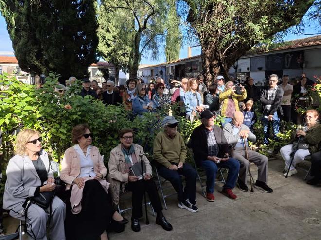 Las imágenes del homenaje a las 49 republicanos fusilados en el paredón del cementerio de Dénia