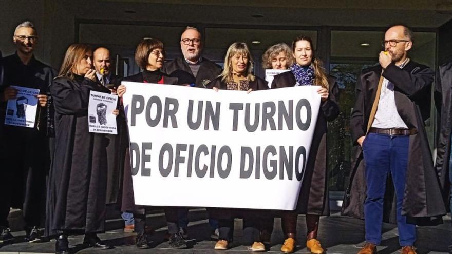 Los abogados de oficio de Cangas protestan al grito de “no somos esclavos”