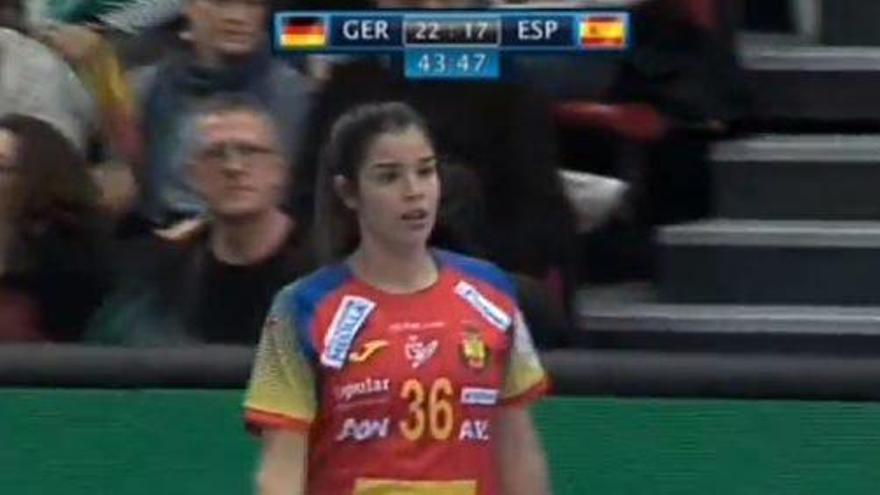 Ana González, durante el partido disputado ayer con las &#039;Guerreras&#039; en Stuttgart frente a Alemania.