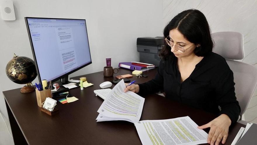 El día a día de una abogada que asesora sobre la regularización de migrantes en Murcia: "Recibimos unas 5 visitas diarias de personas preguntándonos por lo que hace falta"