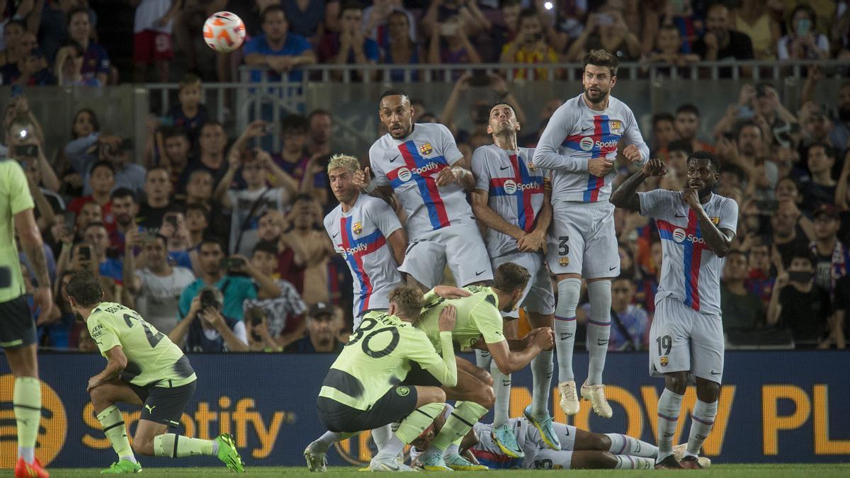 Falta sobre el marco azulgrana durante el partido en favor de la lucha contra la ELA entre el FC Barcelona y el Manchester City.  