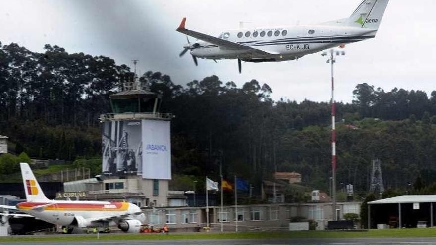 Varios aviones en el aeropuerto de Alvedro.