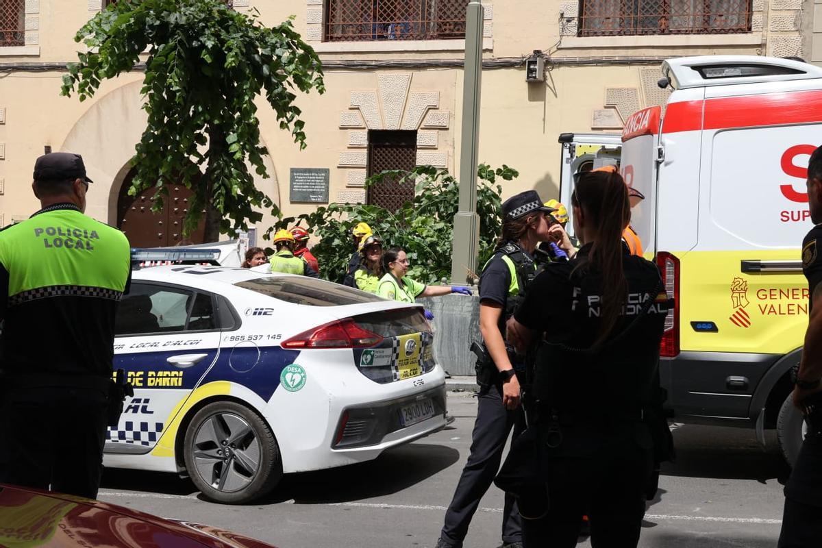 Despliegue de la Policía Local y Nacional, sanitarios y bomberos en el lugar del siniestro