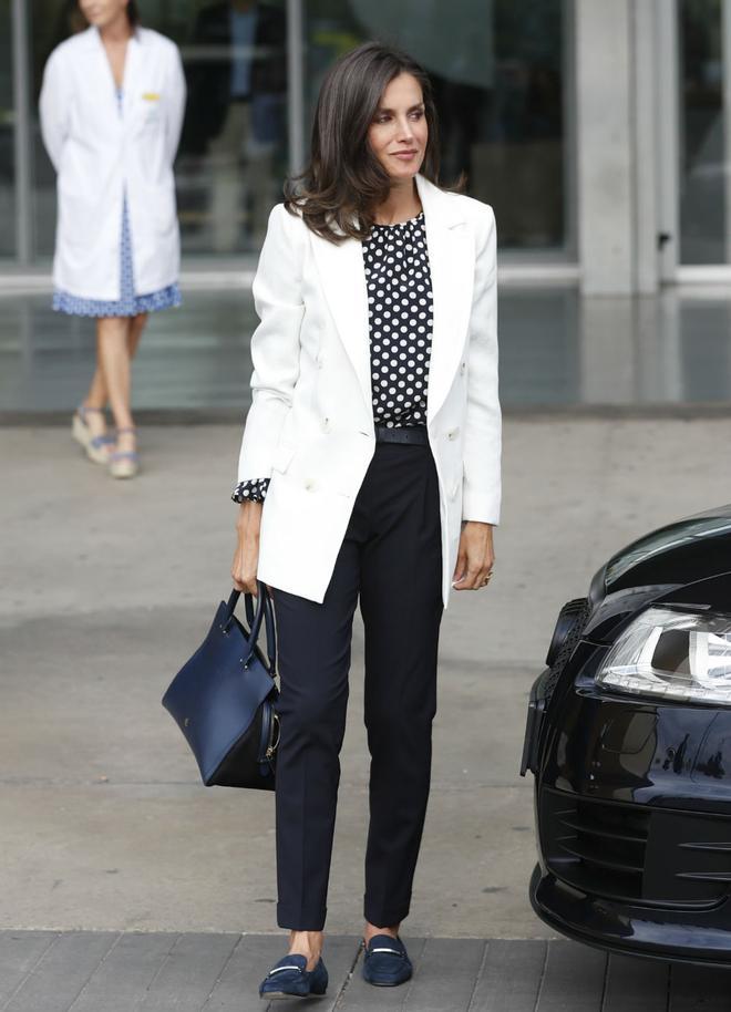 Letizia Ortiz con look en blanco y negro con pantalón, blazer y mocasines