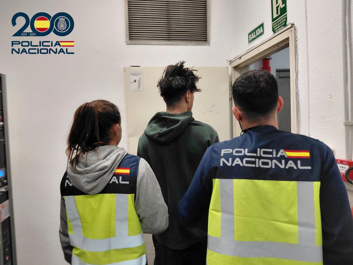 Agentes de la Policía Nacional llevan detenido a uno de los presuntos ladrones argelinos.
