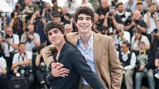 El crítico de cine Alejandro G. Calvo sobre las referencias de 'La bola negra': "Suelta una frase de 'Titanic' y los soldados de la playa son plenamente 'Beau Travail'"