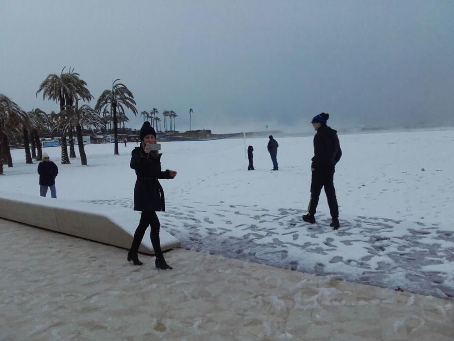Nieve en la playa del Arenal en Xàbia.