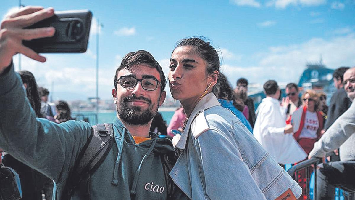 Carolina Yuste, haciéndose una foto con un seguidor.La Cancion