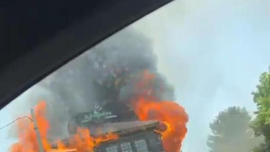 Vídeo | Un incendio arrasa el restaurante La Fuente de La Junquera en Zaragoza