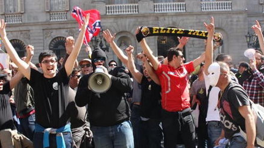 Taxistes concentrats a la Plaça Sant Jaume el març passat.