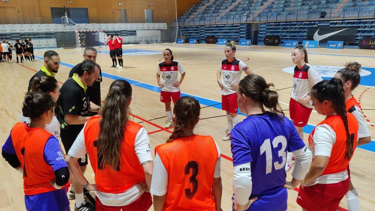 Juanma Cubero da instrucciones a las jugadoras del Cajasur Deportivo Córdoba.