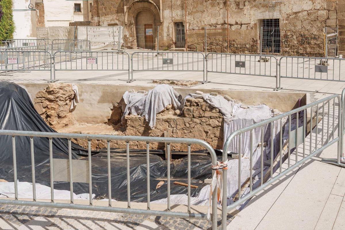 Restos arqueológicos pendientes de integración en la plaza de Santa Eulalia de Mérida.