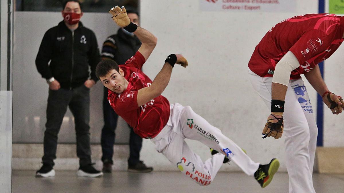 De la Vega torna la pilota de rebot en la partida de la Lliga d’escala i corda disputada el dissabte a Pelayo. | FUNPIVAL