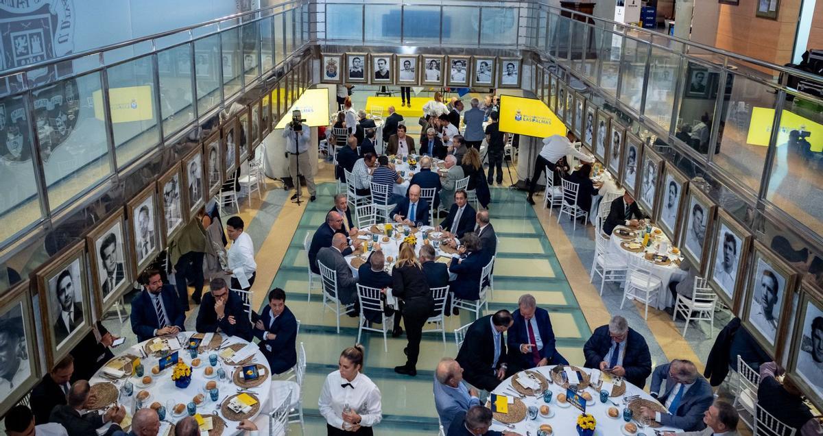 Imagen panorámica del almuerzo llevado a cabo ayer en los salones del Estadio de Gran Canaria con miembros políticos, empresarios y otras personalidades ligadas a la UD Las Palmas.  | | ACFI