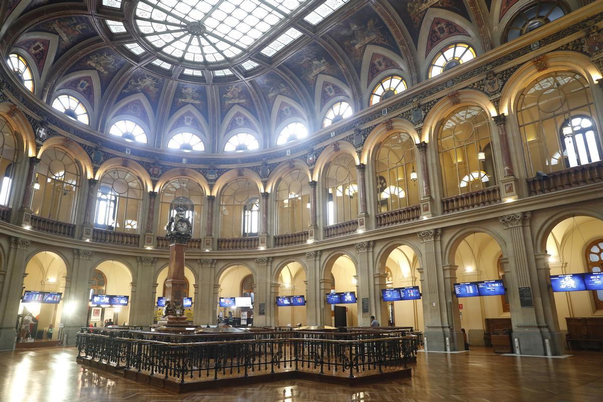 Paneles con los índices bursátiles en el Palacio de la Bolsa