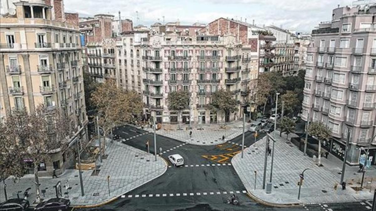 Sin isleta. El cruce de Entença-Tamarit, más peatonal tras la reforma.